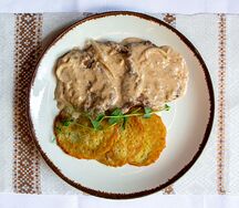 Медальоны из говядины с картофельными оладьями