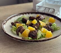 Теплый салат с печенью и апельсином