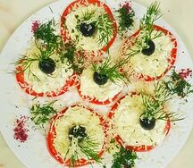 Помидоры с сыром и чесноком