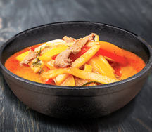 Красное карри с говядиной, кокосовым молоком и овощами