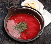 Борщ с мясом, сметаной и чесночной булочкой