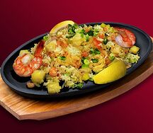 Жареный рис с креветками, яйцом и ананасом