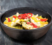 Зеленое карри с куриным филе, кокосовым молоком, бамбуком и базиликом