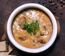 Мясной гуляш в соусе