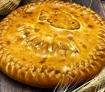 Пирог с красной рыбой, моцареллой и томатами