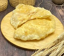 Чебурек с ветчиной, помидорами и сыром