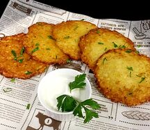 Картофельные оладьи со сметаной