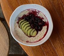 Каша овсяная с киви и джемом