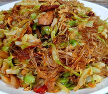 Жареная капуста с рисовой лапшой
