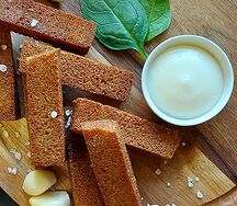 Гренки чесночные с соусом
