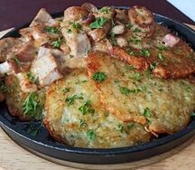 Драники с курицей и сметаной