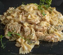 Фарфалле с курицей и грибам с сыром дорблю