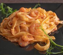 Феттуччине с креветками и ветчиной