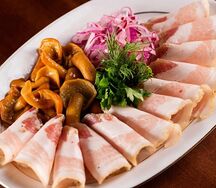 Сало с маринованными опятами и луком