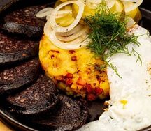 Сковородка с кровяной колбасой и толченым картофелем