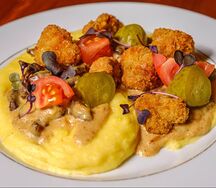 Бефстроганов с сырным пюре и шампиньонами фри