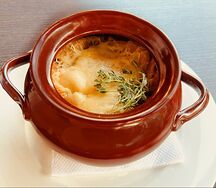 Блинчики с курицей и грибами, запечённые в сливках