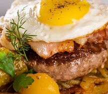 Рубленый бифштекс с глазуньей и жареным картофелем