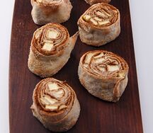 Рулетики с корицей и яюлоком