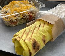 Шаурма сырная и салат Цезарь