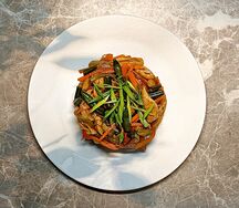 Пшеничная лапша с курицей, грибами, овощами