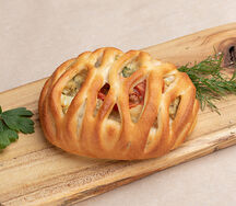 Мини-пирог с курицей, шпинатом и помидорами
