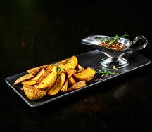 Пряные картофельные дольки с соусом сырным vegan