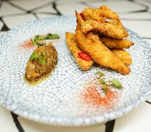 Куриные палочки с ананасовой сальсой