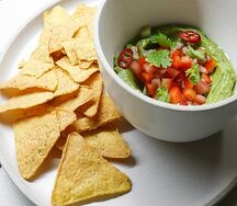 Гуакамоле с чипсами начос