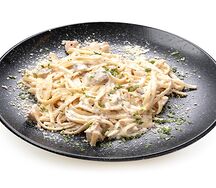 Паста с цыпленком, грибами и трюфельным соусом