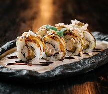 Ролл с креветками и киви