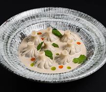 Мини-хинкали с бараниной в перечном соусе