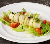 Салат овощной с морепродуктами и соусом бальзамик