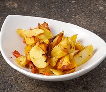 Картофельные дольки, запечённые с овощами
