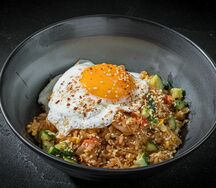 Рис с креветками и жареным яйцом