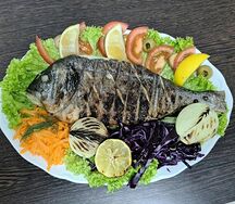 Дорадо, запеченная на углях