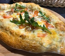 Хачапури с креветками и томатами