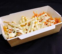 Гирос с цыплёнком, корейской морковью и чесночным соусом