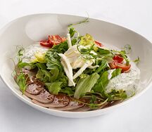 Микс-салат с языком на гриле и соусом корнишон