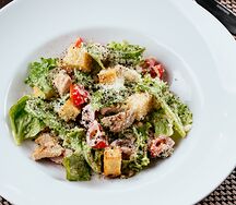 Салат Цезарь с курицей