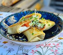 Блинчики с лососем, огурцом и крем-чизом