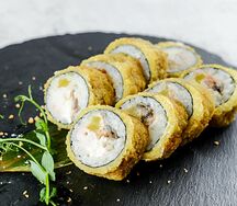 Жареный ролл хот с угрем и креветкой