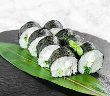 Ролл с креветкой и чукой