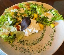 Салат с сыром страчателла