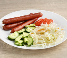 Колбаски на гриле с овощами