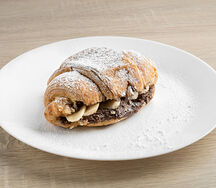 Круассан с шоколадом и бананом