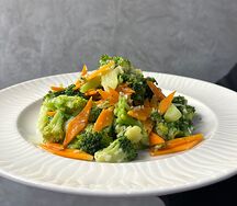 Жареные брокколи с рубленым чесноком