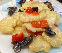 Кусочки рыбы с грибами муэр