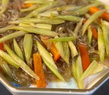 Сельдерей с рисовой лапшой