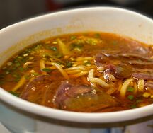 Лапша с говядиной в остром бульоне